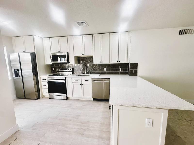 19 Colonial Club DR 203, Boynton Beach, FL 33435