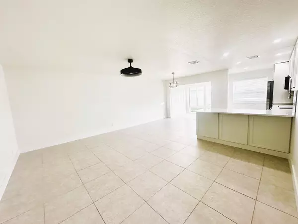 Boynton Beach, FL 33435,19 Colonial Club DR 203