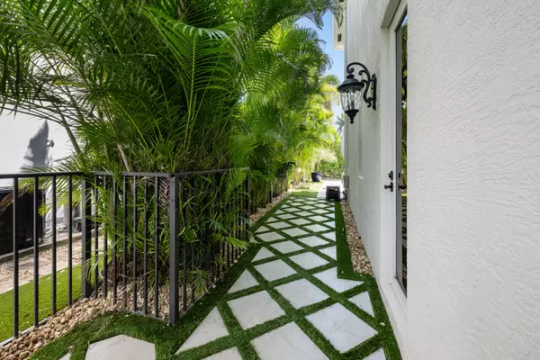 Boca Raton, FL 33487,712 NE 71st ST