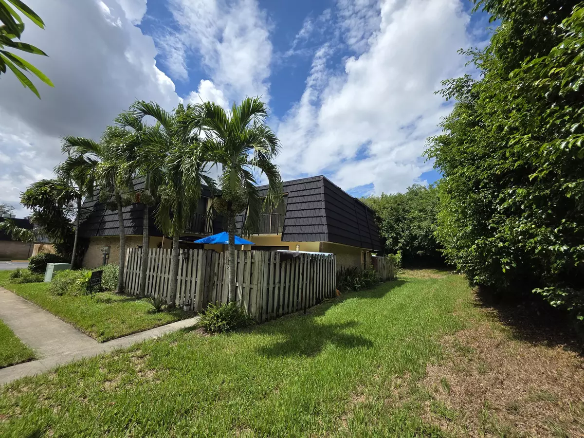 Palm Springs, FL 33461,218 Woodland RD