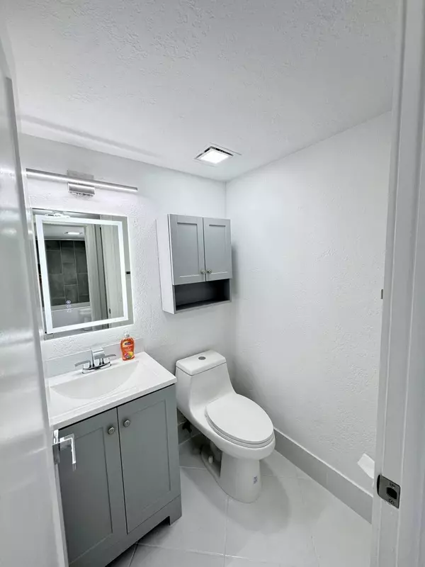 Boca Raton, FL 33432,100 Royal Palm WAY 2070