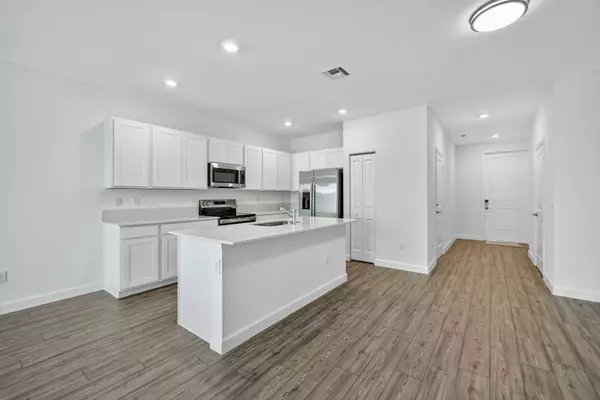 Port Saint Lucie, FL 34984,305 SE Crossoak LN