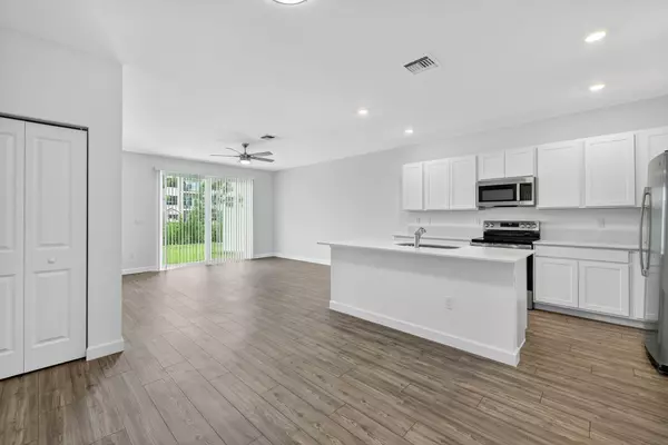 Port Saint Lucie, FL 34984,305 SE Crossoak LN