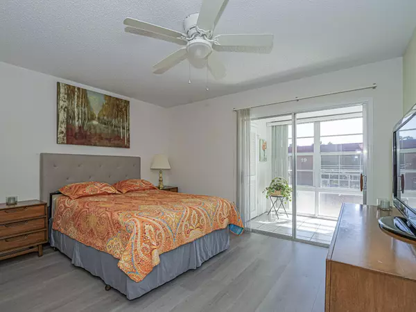 Vero Beach, FL 32962,17 Vista Palm LN 201