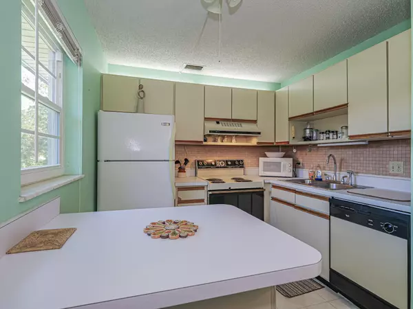 Vero Beach, FL 32962,6 Vista Palm LN 202