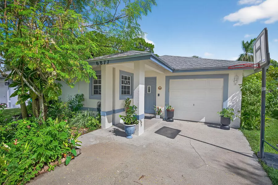 6877 3rd ST, Jupiter, FL 33458