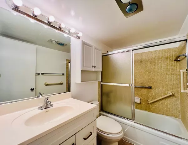 West Palm Beach, FL 33417,123 Camden F