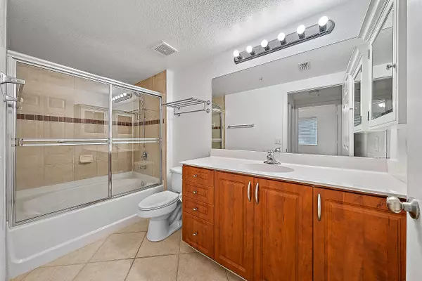 West Palm Beach, FL 33411,6466 Emerald Dunes DR 207