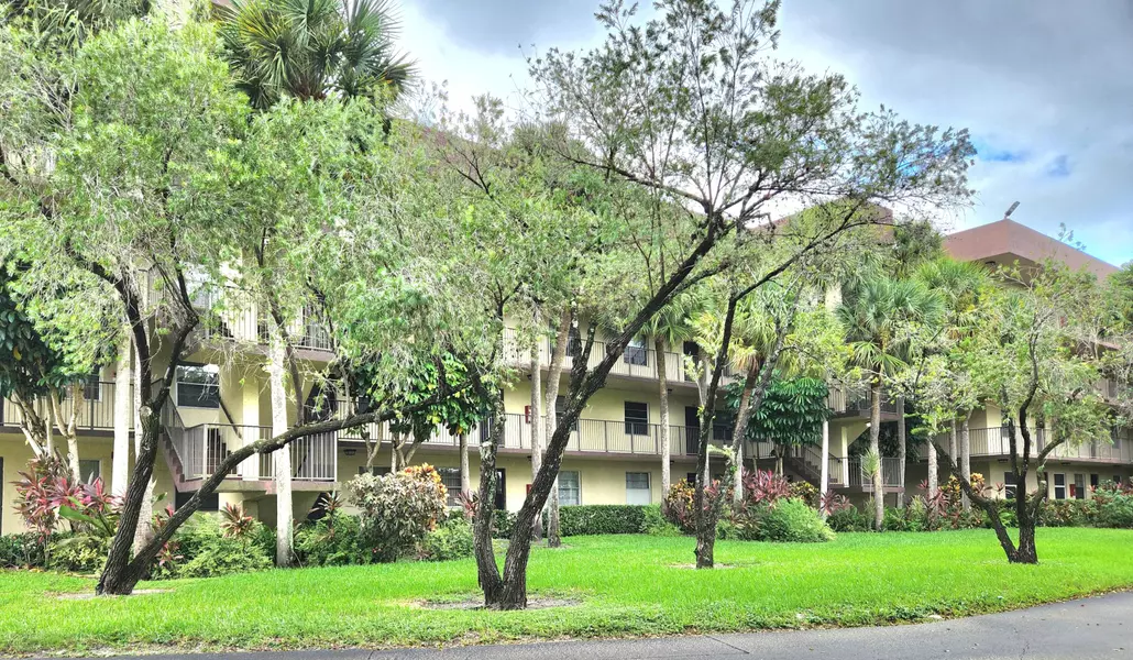 3301 NW 47th TER 403, Lauderdale Lakes, FL 33319