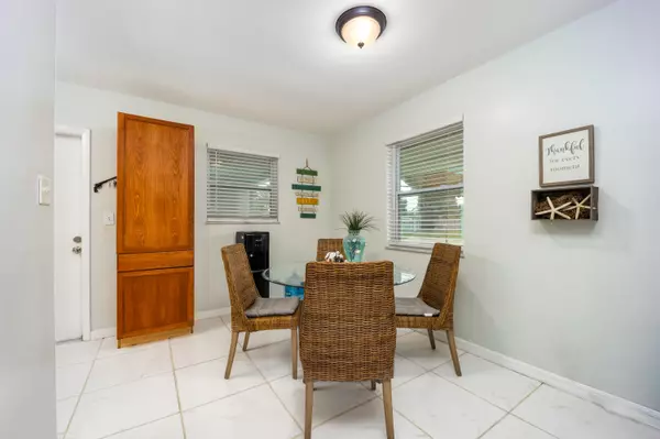 Port Saint Lucie, FL 34983,102 SE El Sito CT