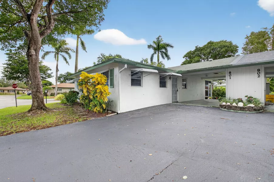 801 Meadowlark LN, Delray Beach, FL 33445