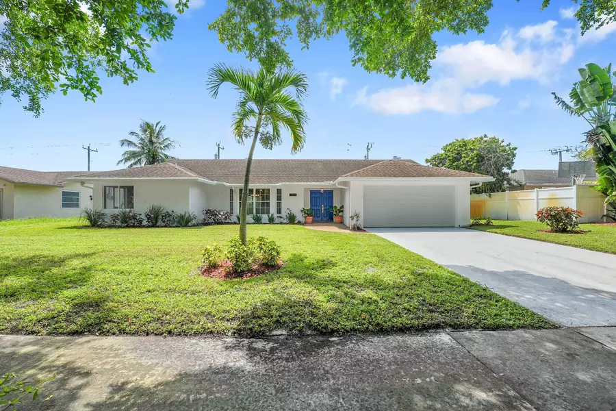 2114 Echo Lake DR, West Palm Beach, FL 33407
