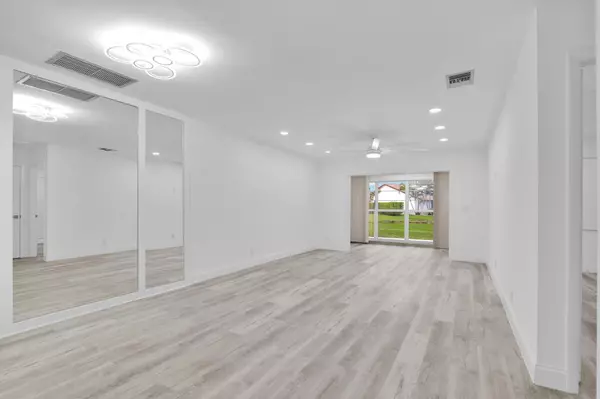 Boca Raton, FL 33433,8844 Belle Aire  Dr DR 224
