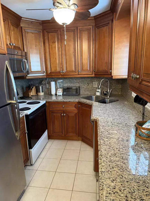 Lake Worth Beach, FL 33461,3160 Lake Osborne DR 112