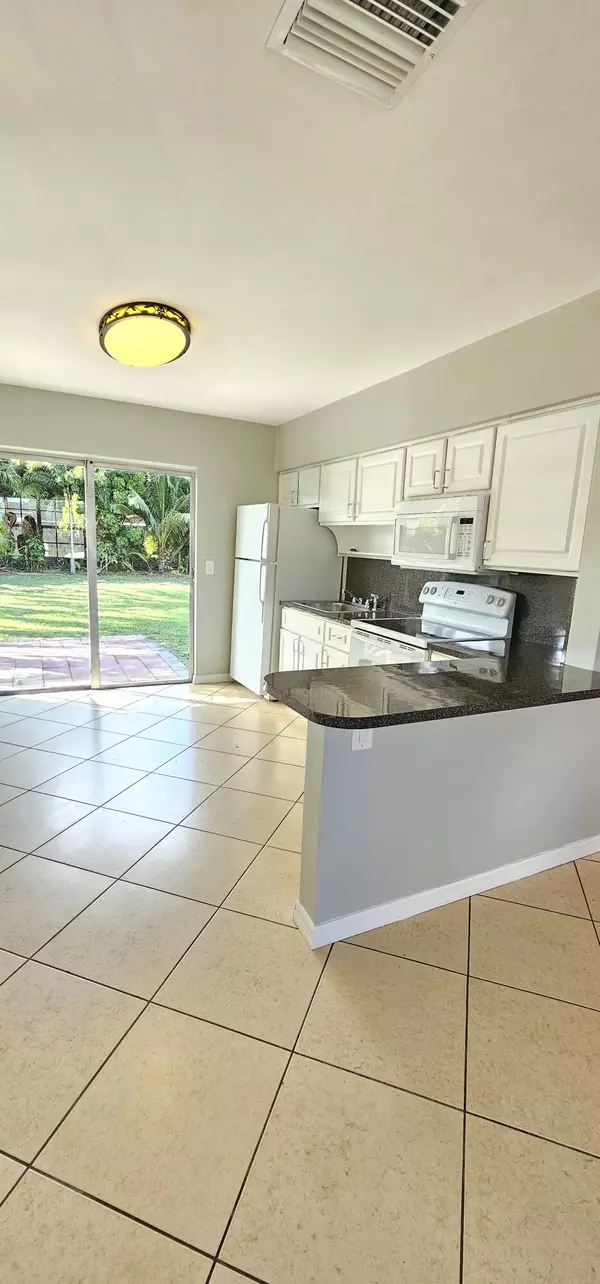 Palm Beach Gardens, FL 33410,8529 Sunset DR