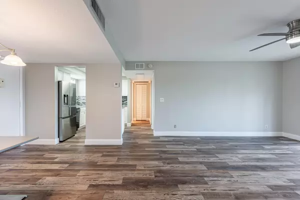 Palm Springs, FL 33461,729 Lori DR 305