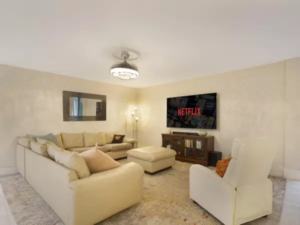 Delray Beach, FL 33444,955 Egret CIR 102