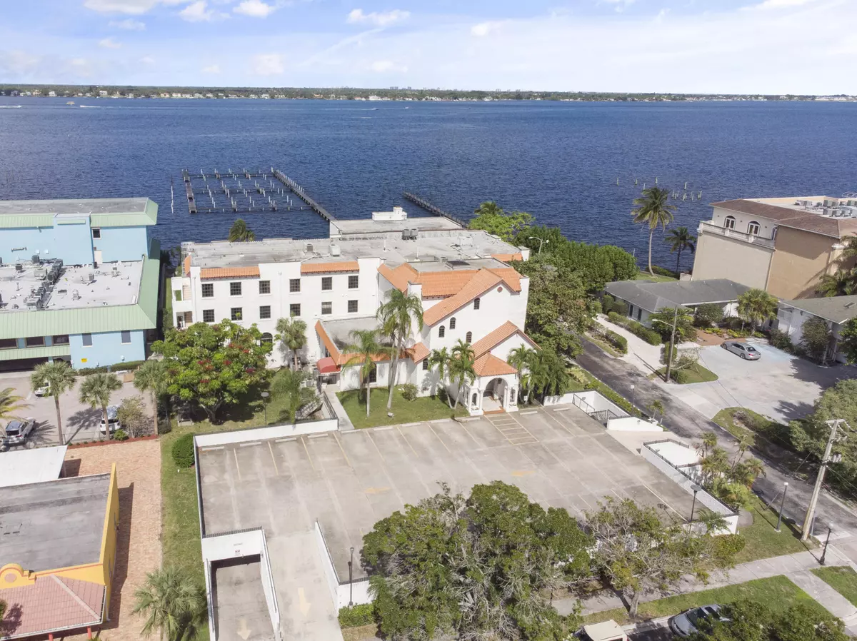 Stuart, FL 34994,221 SE Osceola ST