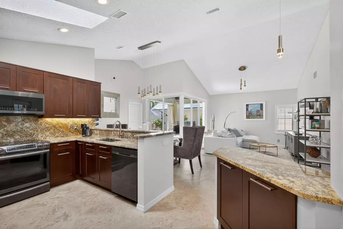 Palm Beach Gardens, FL 33418,31 Windsor LN