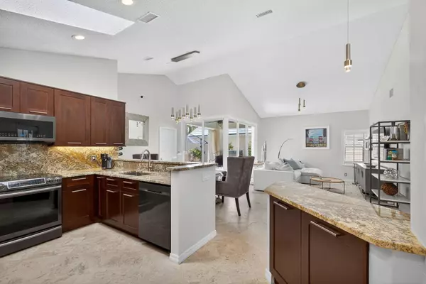 31 Windsor LN, Palm Beach Gardens, FL 33418