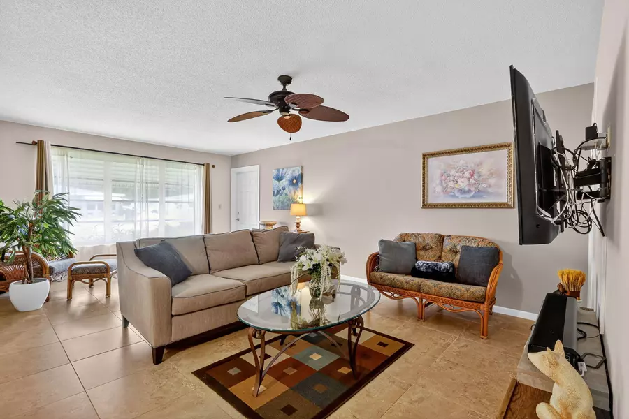 242 W High Point CT #B, Delray Beach, FL 33445