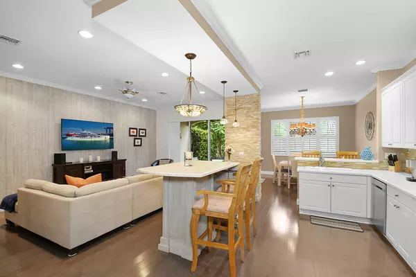 Stuart, FL 34997,254 SW Walking PATH