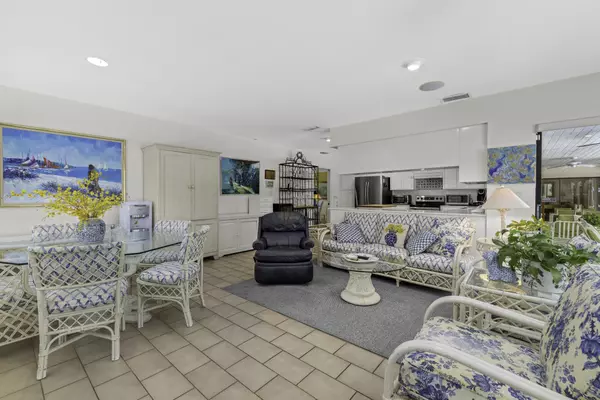 West Palm Beach, FL 33401,2812 Embassy DR