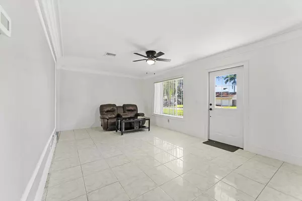 Lake Worth, FL 33463,4561 Vespasian CT