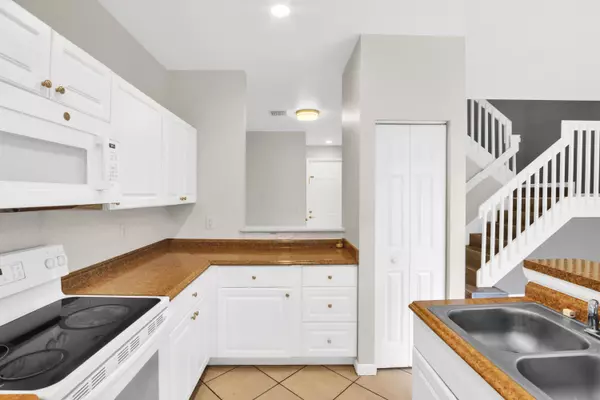 Riviera Beach, FL 33404,991 Abaco LN