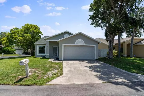 48 Bentwater CIR, Boynton Beach, FL 33426