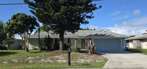 617 SE Whitmore DR, Port Saint Lucie, FL 34984