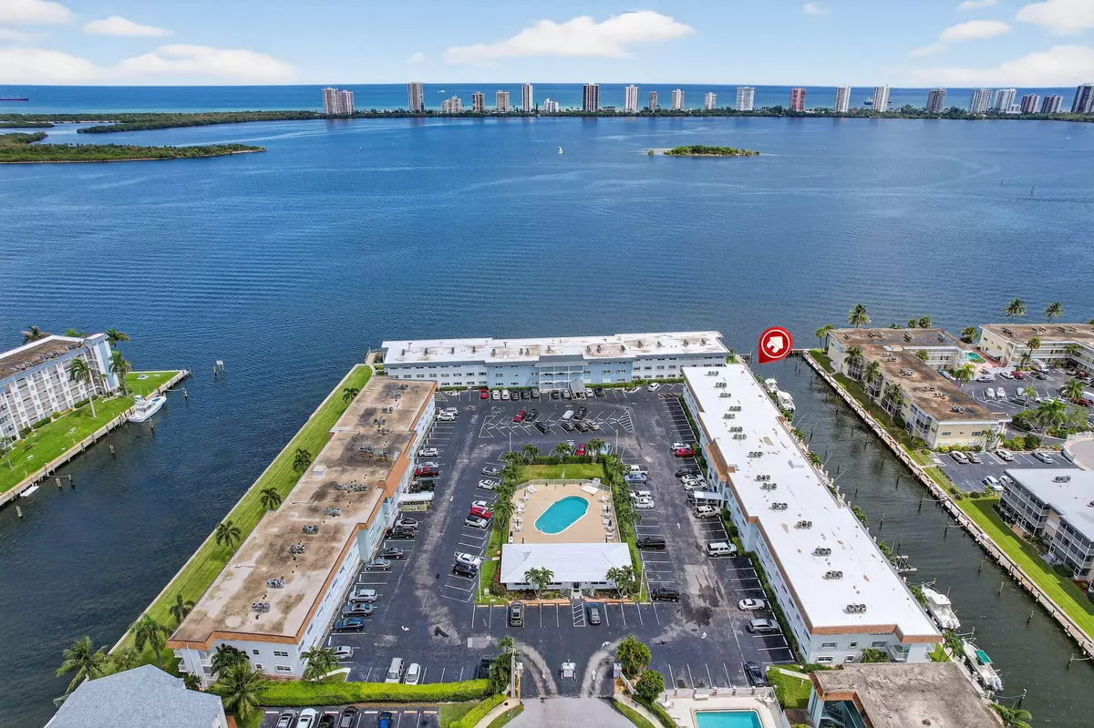 North Palm Beach, FL 33408,110 Shore CT 301
