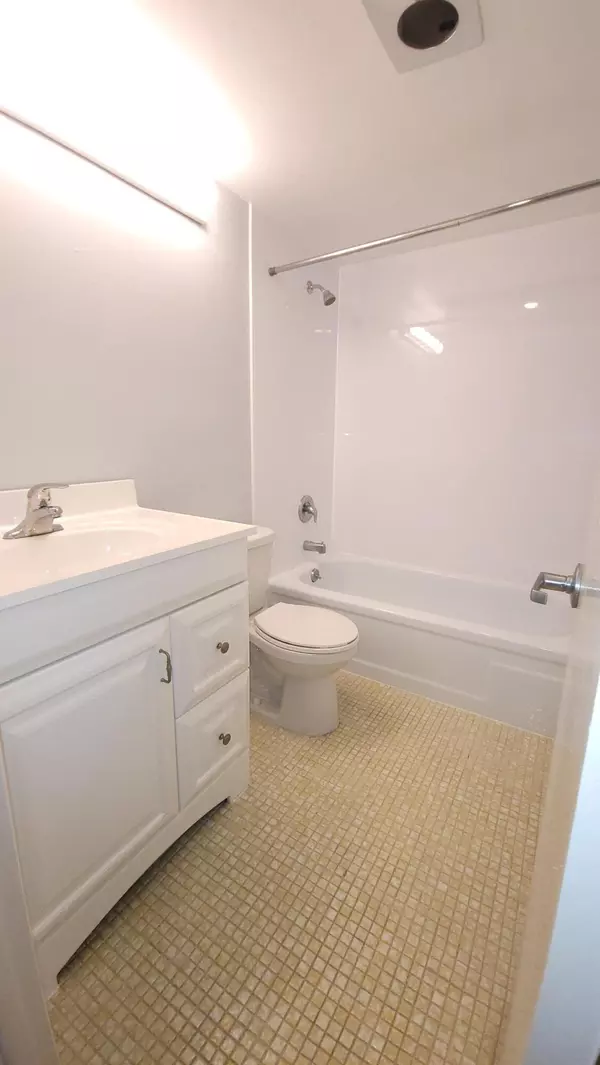 West Palm Beach, FL 33417,215 Canterbury J