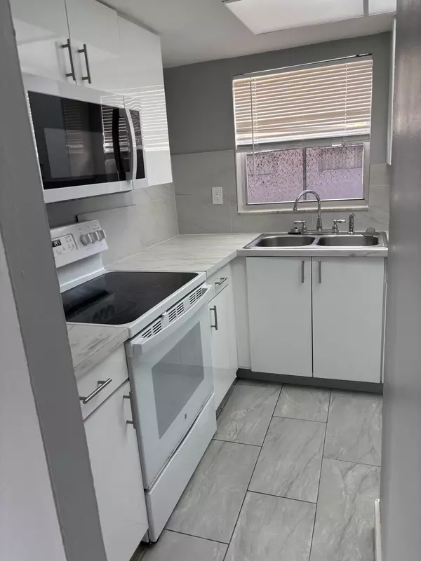 7931 SW 10th CT B, North Lauderdale, FL 33068