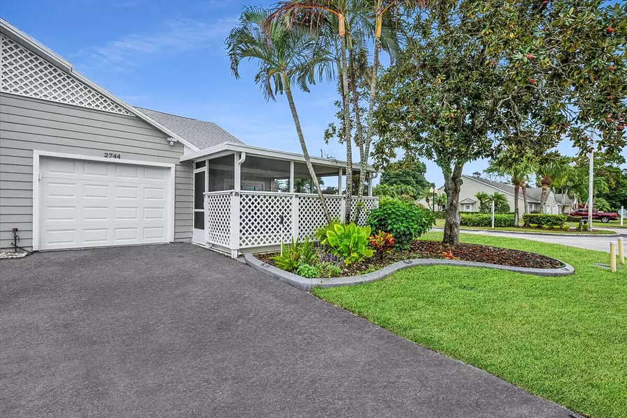 2744 SE Tropical East CIR, Port Saint Lucie, FL 34952
