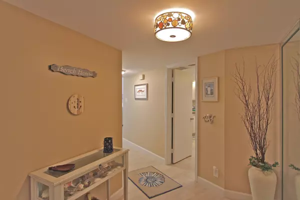 Singer Island, FL 33404,5420 N Ocean DR 1006