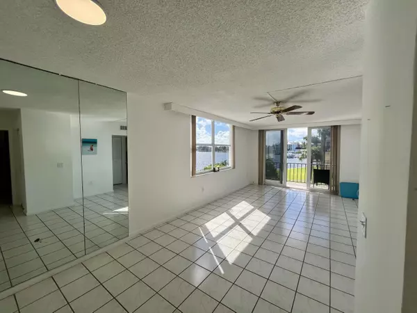 Lantana, FL 33462,301 Croton AVE 305