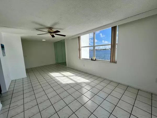 Lantana, FL 33462,301 Croton AVE 305