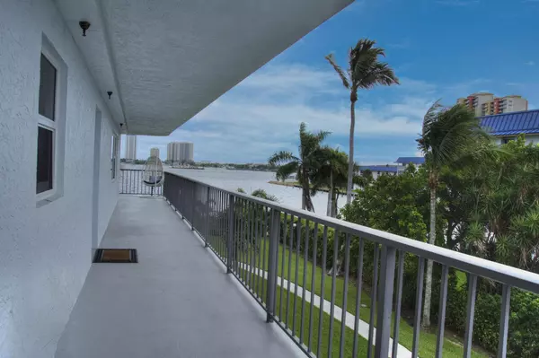 Riviera Beach, FL 33404,3040 Lake Shore DR 305