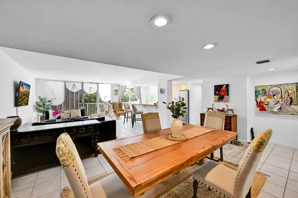 Palm Beach, FL 33480,2860 S Ocean BLVD 208