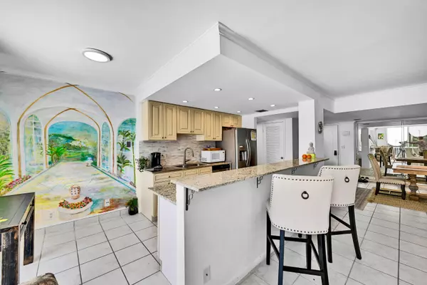 Palm Beach, FL 33480,2860 S Ocean BLVD 208