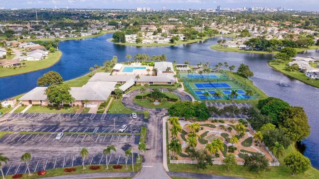 5322 Garrett LN, West Palm Beach, FL 33417