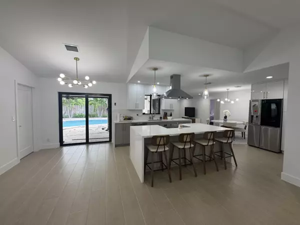 1467 Mc Dermott LN, Royal Palm Beach, FL 33411