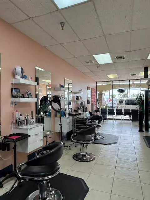 Greenacres, FL 33463,4609 Lake Worth RD 4609