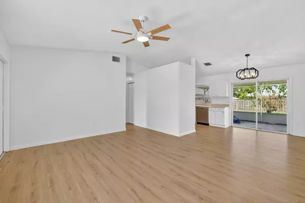 Port Saint Lucie, FL 34983,561 SE Karrigan TER