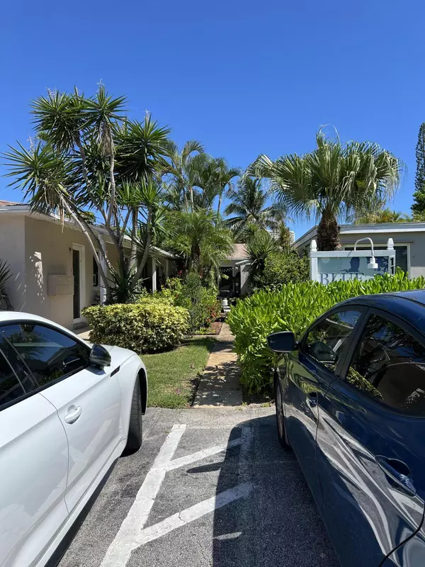 Palm Beach Shores, FL 33404,113 Edwards LN 4