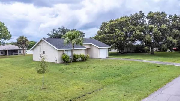 Port Saint Lucie, FL 34983,462 SW Peach ST