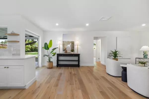 9733 S Daffodil CIR, Palm Beach Gardens, FL 33410