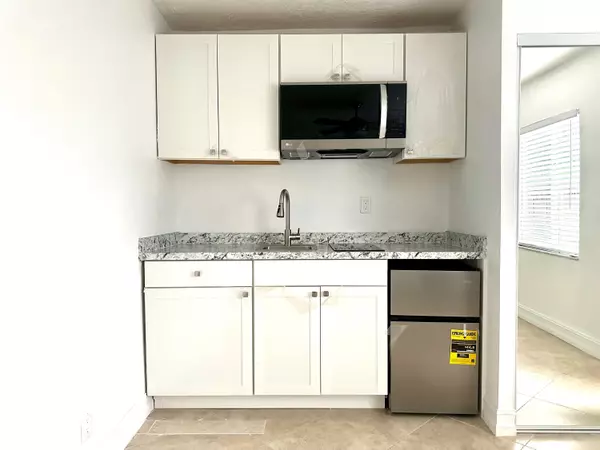 Oakland Park, FL 33334,361 NE 55th ST 2