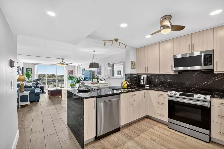 3581 S Ocean BLVD 5-D, South Palm Beach, FL 33480